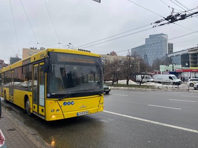 Пасажирам столичного метро за добу повернули понад 100 тис. грн за вимушені пересадки Пасажирам столичного метро за добу повернули понад 100 тис. грн за вимушені пересадки