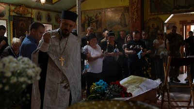 “Золотий батько і чоловік”: у Сумах попрощалися з захисником України Владиславом Бірюковим