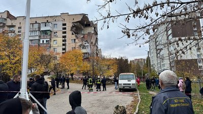 На місці вибуху працюють усі рятувальні служби На місці вибуху працюють усі рятувальні служби