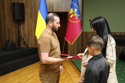 У Хмельницькому вшанували загиблих Героїв та вручили державні нагороди У Хмельницькому вшанували загиблих Героїв та вручили державні нагороди