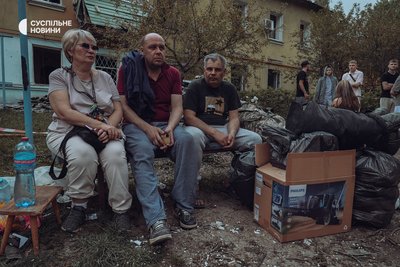Мешканці будинку, в який вночі 24 квітня вдарила російська ракета у Святошинському районі Києва Мешканці будинку, в який вночі 24 квітня вдарила російська ракета у Святошинському районі Києва