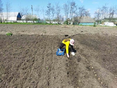 "Є, де горб заробити". Як багатодітна родина з Донеччини обживається у будинку, що подарували волонтери "Є, де горб заробити". Як багатодітна родина з Донеччини обживається у будинку, що подарували волонтери