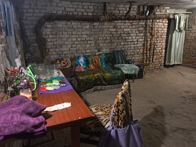 "Які ж ми сепаратисти?". На Донеччині донька з матір’ю зимуватимуть в підвалі