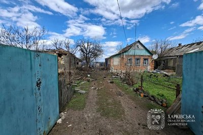 Пошкоджене подвір'я в Петрівці Пошкоджене подвір'я в Петрівці