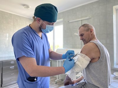 Львівські лікарі врятували руку жителю Донеччини Львівські лікарі врятували руку жителю Донеччини
