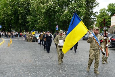 В Ужгороді попрощалися з полеглим захисником Володимиром Тарапатою В Ужгороді попрощалися з полеглим захисником Володимиром Тарапатою