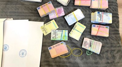 Підробляли водійські посвідчення та техпаспорти: на Хмельниччині викрили підпільне виробництво документів