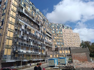 Руйнування на території дитячої лікарні Охматдит оглянули дипломати з Німеччини Руйнування на території дитячої лікарні Охматдит оглянули дипломати з Німеччини