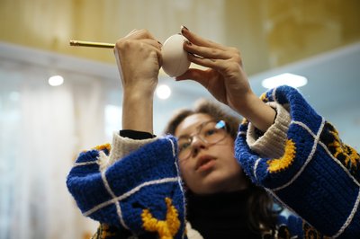 Харківська мисткиня Валерія Черепанова за роботою над писанкою Харківська мисткиня Валерія Черепанова за роботою над писанкою