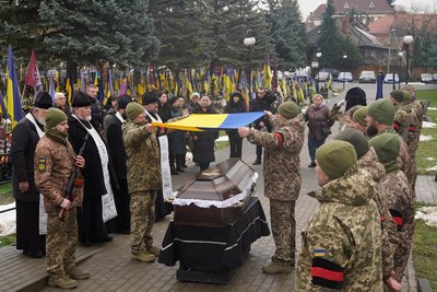 В Ужгороді попрощалися з полеглим захисником Андрієм Долгушевим В Ужгороді попрощалися з полеглим захисником Андрієм Долгушевим
