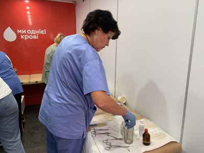 До Дня Незалежності в центрі Києва організували донацію крові для потреб ЗСУ До Дня Незалежності в центрі Києва організували донацію крові для потреб ЗСУ