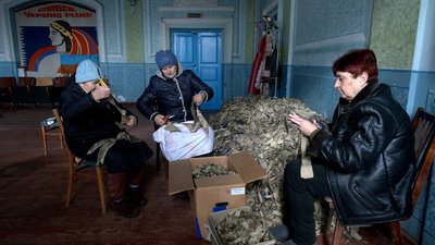 "Теплі ноги – шлях до перемоги": волонтерки з Вінниччини в'яжуть шкарпетки для оборонців