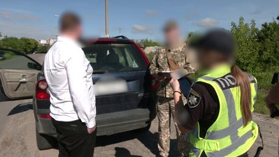 Працівники ТЦК вручали повістки у Рівному: як на це реагують чоловіки Працівники ТЦК вручали повістки у Рівному: як на це реагують чоловіки