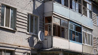 У мешканців пошкодженого будинку повилітали вікна у квартирах У мешканців пошкодженого будинку повилітали вікна у квартирах