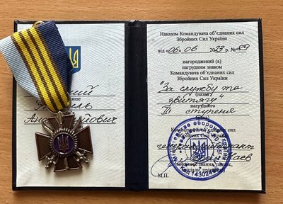 За порятунок життів воїнів на фронті Василю Озимому вручили нагрудний знак "За службу та звитягу" За порятунок життів воїнів на фронті Василю Озимому вручили нагрудний знак "За службу та звитягу"