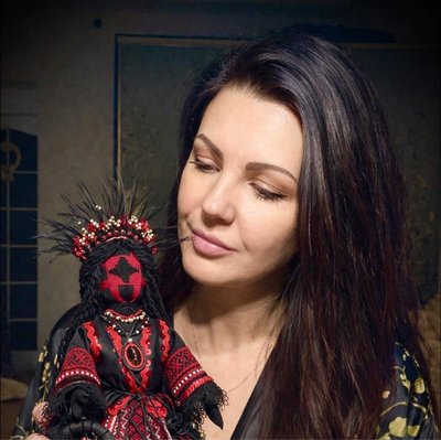 Розписані гільзи, мотанки та крило шахеда: майстриня з Ізмаїла допомагає збирати кошти для ЗСУ Розписані гільзи, мотанки та крило шахеда: майстриня з Ізмаїла допомагає збирати кошти для ЗСУ