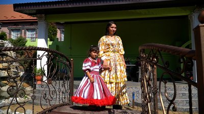 "Сукня має бути яскравою і блискучою": як закарпатські роми виготовляють традиційне ромське вбрання "Сукня має бути яскравою і блискучою": як закарпатські роми виготовляють традиційне ромське вбрання