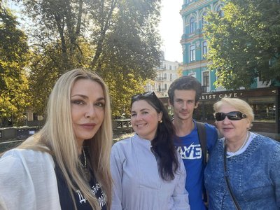 Ольга Сумська, Євгенія Кулеба, Володимир Ветроградський — активісти біля 90-річного каштана Ольга Сумська, Євгенія Кулеба, Володимир Ветроградський — активісти біля 90-річного каштана
