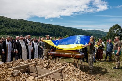В Ужгородському районі попрощалися із загиблим прикордонником Олександром Бароном В Ужгородському районі попрощалися із загиблим прикордонником Олександром Бароном