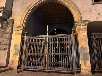 В'їзна брама до парламенту Грузії В'їзна брама до парламенту Грузії