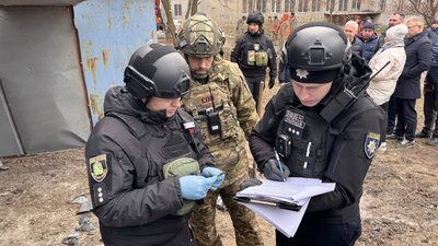 слідчі поліції харківщини на місці влучання молнії у харкові слідчі поліції харківщини на місці влучання молнії у харкові