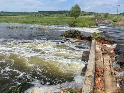 Автівка у річці у Покровському районі Донецької області. Фото: Facebook/ДСНС Донеччини Автівка у річці у Покровському районі Донецької області. Фото: Facebook/ДСНС Донеччини