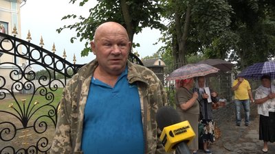 Конфлікт між вірянами ПЦУ та УПЦ у селі Старосільці на Житомирщині: священнослужіння біля закритого храму Конфлікт між вірянами ПЦУ та УПЦ у селі Старосільці на Житомирщині: священнослужіння біля закритого храму