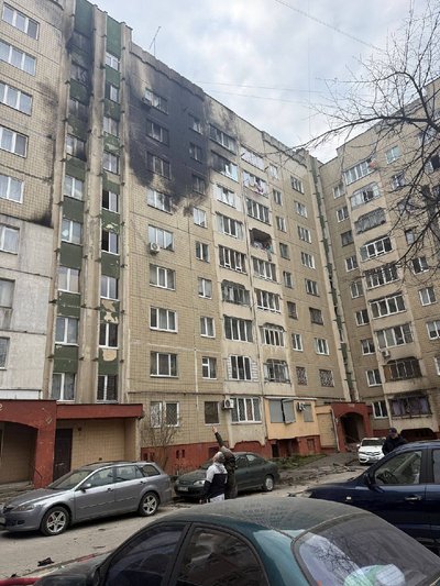 Будинок на Сихові, пошкоджений внаслідок обстрілу 24 березня, з іншого боку Будинок на Сихові, пошкоджений внаслідок обстрілу 24 березня, з іншого боку