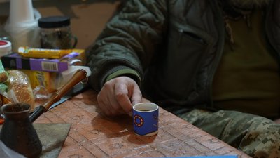 “Давай я тебе поцілую”: як боєць виводив із заціпеніння побратима під час бою “Давай я тебе поцілую”: як боєць виводив із заціпеніння побратима під час бою