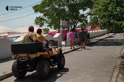 Знаходять у Чорному морі уламки "шахедів" : як рятувальники патрулюють узбережжя Одеси Знаходять у Чорному морі уламки "шахедів" : як рятувальники патрулюють узбережжя Одеси