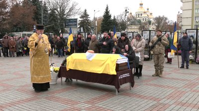 "Віддав своє життя за побратимів": у Рівному попрощались з військовим Русланом Тиквою "Віддав своє життя за побратимів": у Рівному попрощались з військовим Русланом Тиквою
