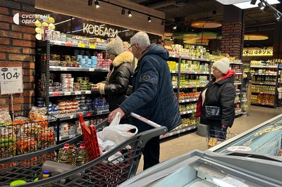 "Люди бояться, що не буде продуктів": чи є ажіотаж у магазинах Ізмаїла після перекриття траси Одеса-Рені через атаку РФ "Люди бояться, що не буде продуктів": чи є ажіотаж у магазинах Ізмаїла після перекриття траси Одеса-Рені через атаку РФ