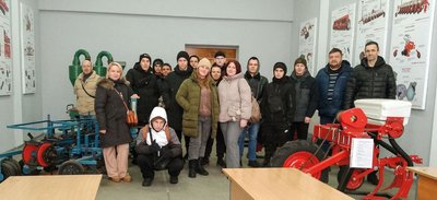 Студенти й викладачі коледжу Студенти й викладачі коледжу