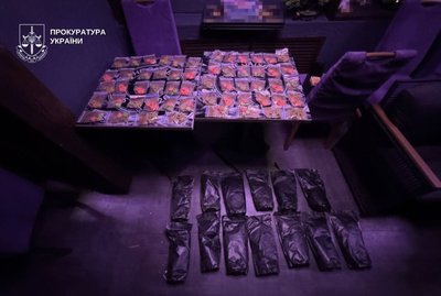 Вилучили наркотиків на 1,5 млн грн. У Дніпрі у збуті кратому через кафе підозрюють чотирьох людей Вилучили наркотиків на 1,5 млн грн. У Дніпрі у збуті кратому через кафе підозрюють чотирьох людей
