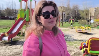 "Вони тільки почали жити". На майданчик у Кривому Розі, де через атаку РФ загинули діти, несуть квіти й іграшки "Вони тільки почали жити". На майданчик у Кривому Розі, де через атаку РФ загинули діти, несуть квіти й іграшки