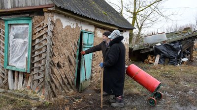 Олена і Микола Велички везуть додому балон зі скрапленим газом, Волохів Яр Олена і Микола Велички везуть додому балон зі скрапленим газом, Волохів Яр