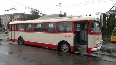 Поет Олександр Ірванець разом з пасажирами читав вірші у "патріотично-поетичному" тролейбусі Поет Олександр Ірванець разом з пасажирами читав вірші у "патріотично-поетичному" тролейбусі
