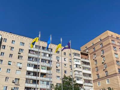 В Ірпені у переддень саміту Кримської платформи підняли кримськотатарський прапор В Ірпені у переддень саміту Кримської платформи підняли кримськотатарський прапор