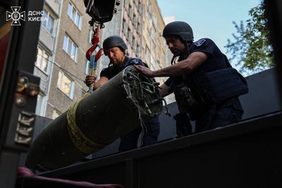 Після нічної атаки РФ на Київ бойова частина ракети впала біля житлового будинку Після нічної атаки РФ на Київ бойова частина ракети впала біля житлового будинку