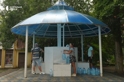 "Набираю одразу 20 літрів": як Чорноморськ живе без централізованого водопостачання після атаки РФ "Набираю одразу 20 літрів": як Чорноморськ живе без централізованого водопостачання після атаки РФ