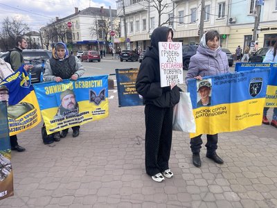 Люди зібралися у середмісті Хмельницького на акцію в підтримку полонених та зниклих безвісти, 27 березня 2026 року Люди зібралися у середмісті Хмельницького на акцію в підтримку полонених та зниклих безвісти, 27 березня 2026 року