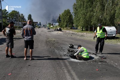 Другу добу поспіль РФ атакує Київщину: загинула людина, наслідки обстрілів фіксують у п'яти районах Другу добу поспіль РФ атакує Київщину: загинула людина, наслідки обстрілів фіксують у п'яти районах