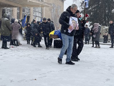 У Тальному провели в останню загиблого на Донеччині захисника Сергія Гречанюка У Тальному провели в останню загиблого на Донеччині захисника Сергія Гречанюка