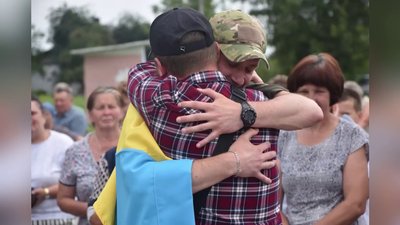 Звільненого з полону військового зустріли у селі на Рівненщині Звільненого з полону військового зустріли у селі на Рівненщині
