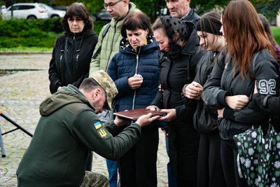 В Ужгороді попрощалися із полеглим захисником Миколою Суязовим В Ужгороді попрощалися із полеглим захисником Миколою Суязовим