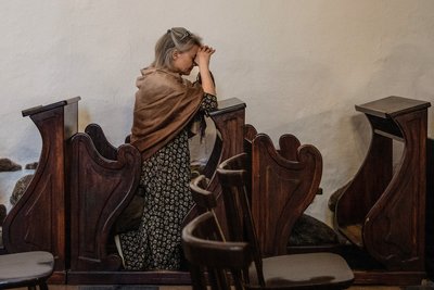 Жінка молиться за померлим Папою Франциском в Соборі Івана Хрестителя у Варшаві Жінка молиться за померлим Папою Франциском в Соборі Івана Хрестителя у Варшаві