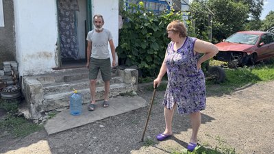 Переселенці з Покровська Наталія разом з чоловіком село Калинівка Удачненська громада Донецька область 11 червня 2025 рік Переселенці з Покровська Наталія разом з чоловіком село Калинівка Удачненська громада Донецька область 11 червня 2025 рік