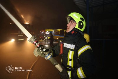 На складі підприємства у Харкові сталася пожежа після удару армії РФ На складі підприємства у Харкові сталася пожежа після удару армії РФ