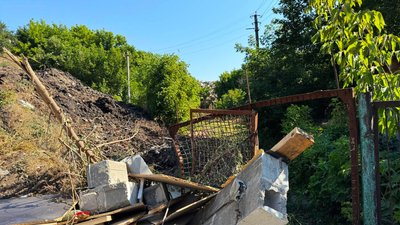 Через зсув ґрунту в Кропивницькому зруйнуване приміщення підприємства з виготовлення меблів: що відомо Через зсув ґрунту в Кропивницькому зруйнуване приміщення підприємства з виготовлення меблів: що відомо