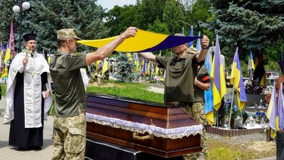 В Ужгороді попрощалися із загиблим захисником Олексієм Журавльовим В Ужгороді попрощалися із загиблим захисником Олексієм Журавльовим